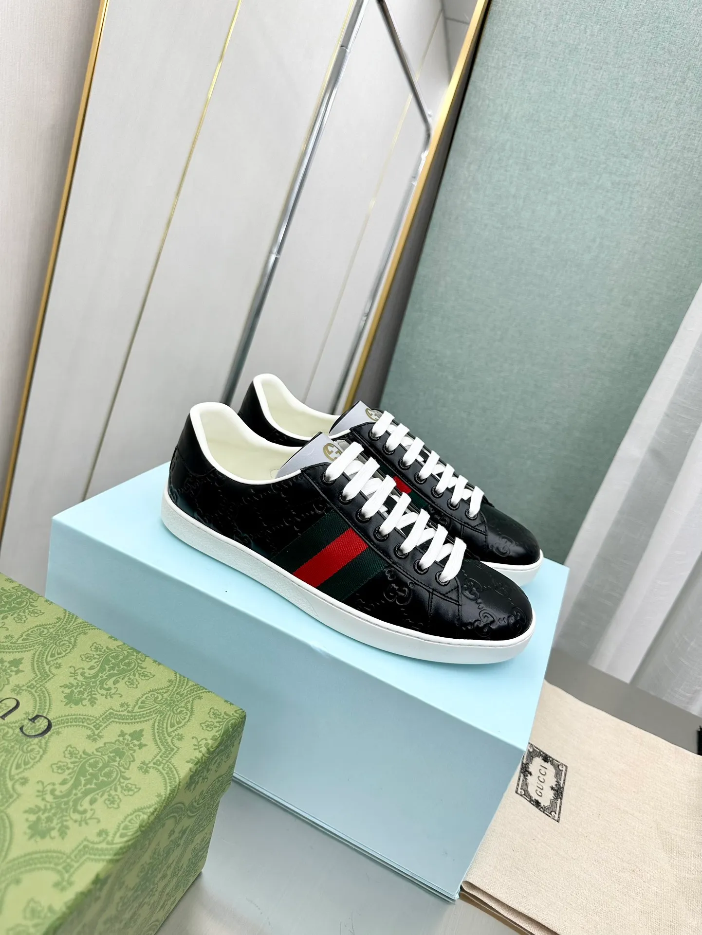 👟👟Ex-factory price 540👟👟 Men's size +10 Top version: Gucci G family classic Ace series Embroidery Little Bee White Shoes Couple Style Ribbon Love Casual Sports Shoes Sneakers Original Purchase Development Production This brand's classic low-top sports shoes interweave golden embroidered bees with red and green webbing. The bee is a classic element of the brand. It appeared in the Gucci ready-to-wear series in the 1970s. Exquisite packaging at the delivery counter🛍📦 ▪️Fabrics: Original custom imported first-layer cowhide ▪️Foots: Original custom cowhide lining ▪️Sole: Original open-molded rubber non-slip material ▪️Sole thickness: 2.5CM ▪️Size: Women's 34-41 (customized 34/41) ▪️Size: Men's 38-46 (38/46 customized)